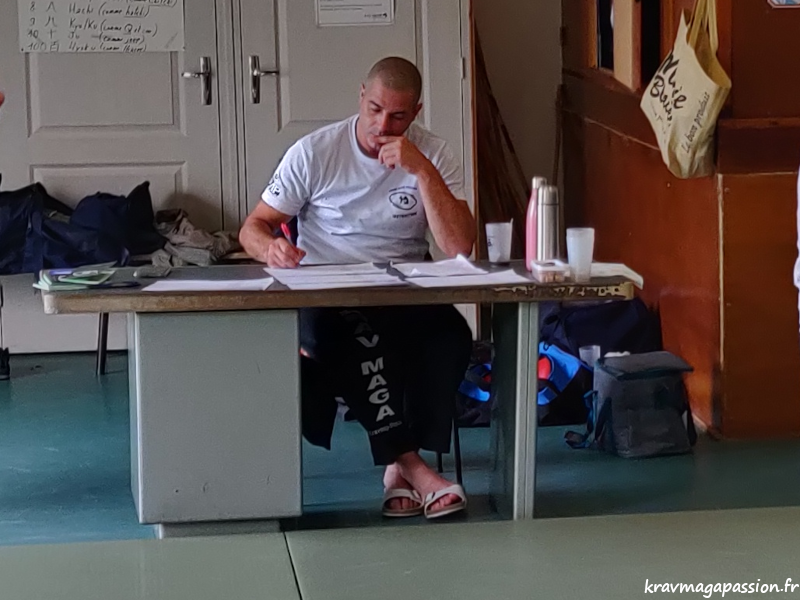 Johnny (instructeur) est prêt à évaluer les candidats